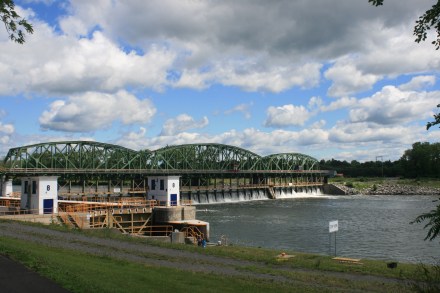 The movable dam at Lock 8